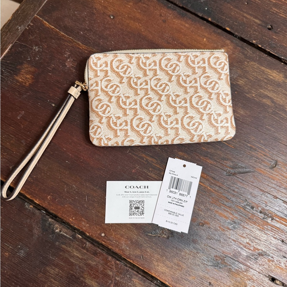 Coach wristlet.   Mint condition